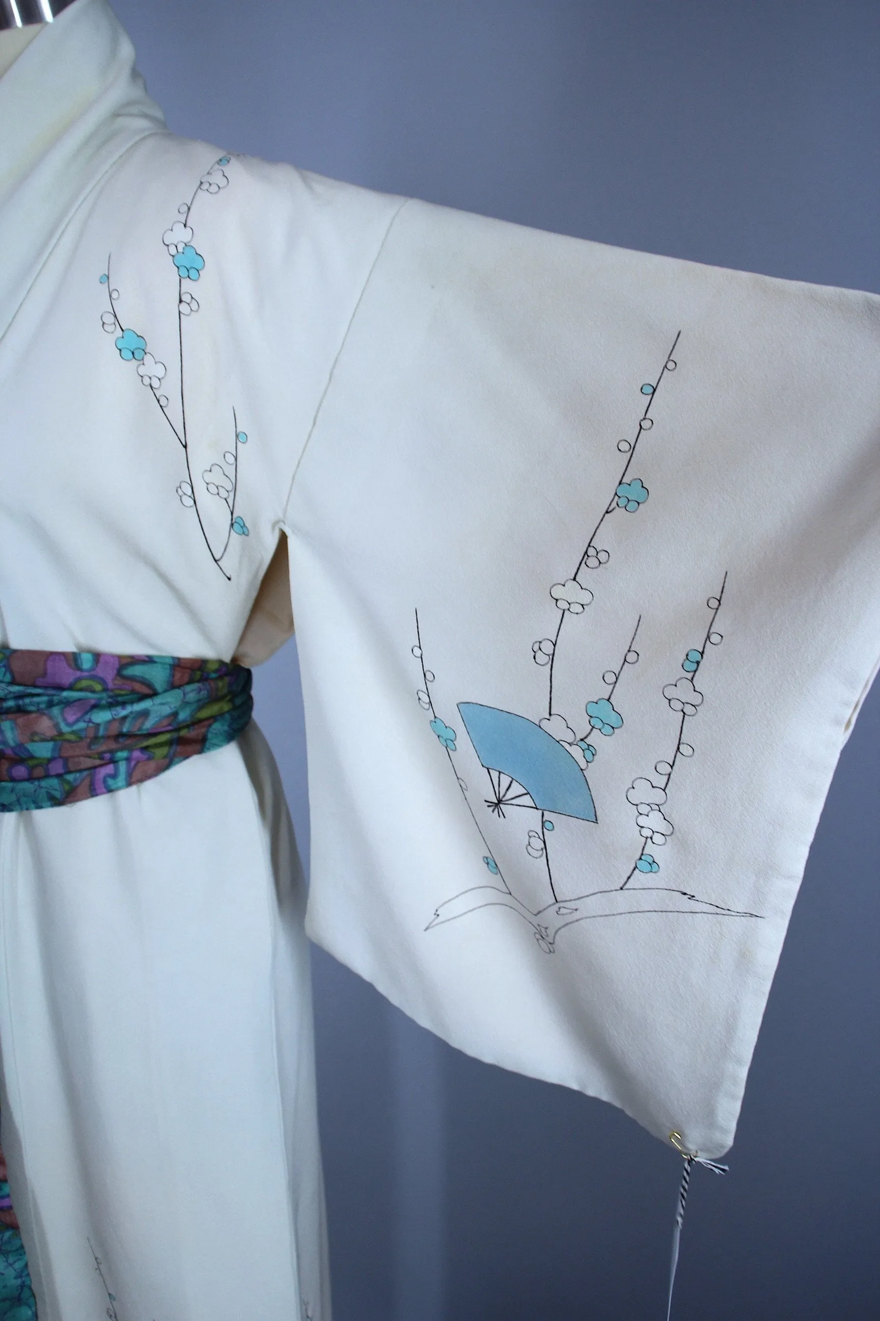 1950s Vintage Silk Kimono Robe / Ivory Lavender Fans Floral